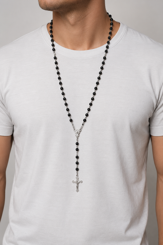 Chapelet perles noires crucifix argenté porté homme buste - Boutique Jesus