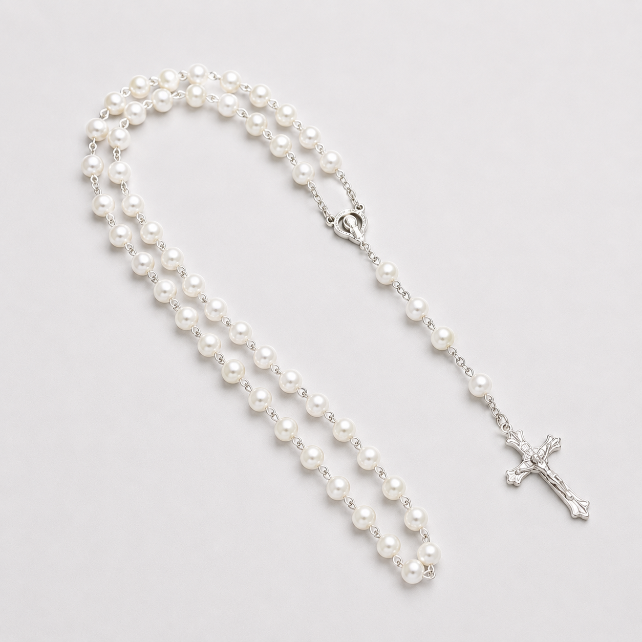 Chapelet perles nacrées blanches crucifix argenté fond gris - Boutique Jesus