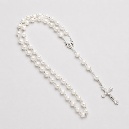 Chapelet perles nacrées blanches crucifix argenté fond gris - Boutique Jesus