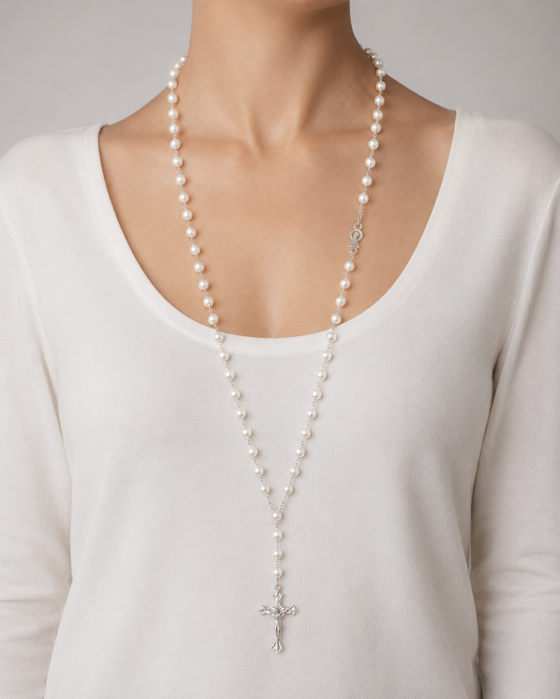 Chapelet perles blanches crucifix argenté porté femme buste - Boutique Jesus