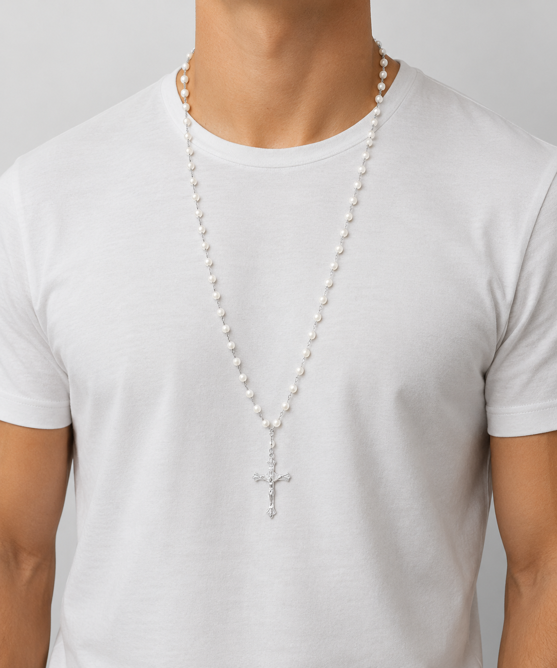 Chapelet perles blanches crucifix argenté porté homme buste - Boutique Jesus