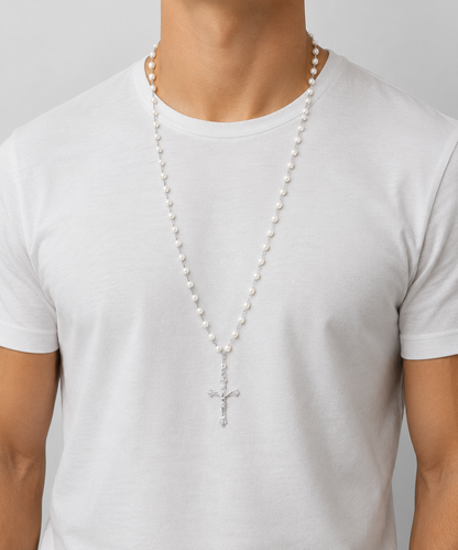 Chapelet perles blanches crucifix argenté porté homme buste - Boutique Jesus