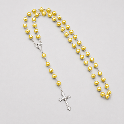 Chapelet perles nacrées jaunes crucifix argenté fond gris - Boutique Jesus
