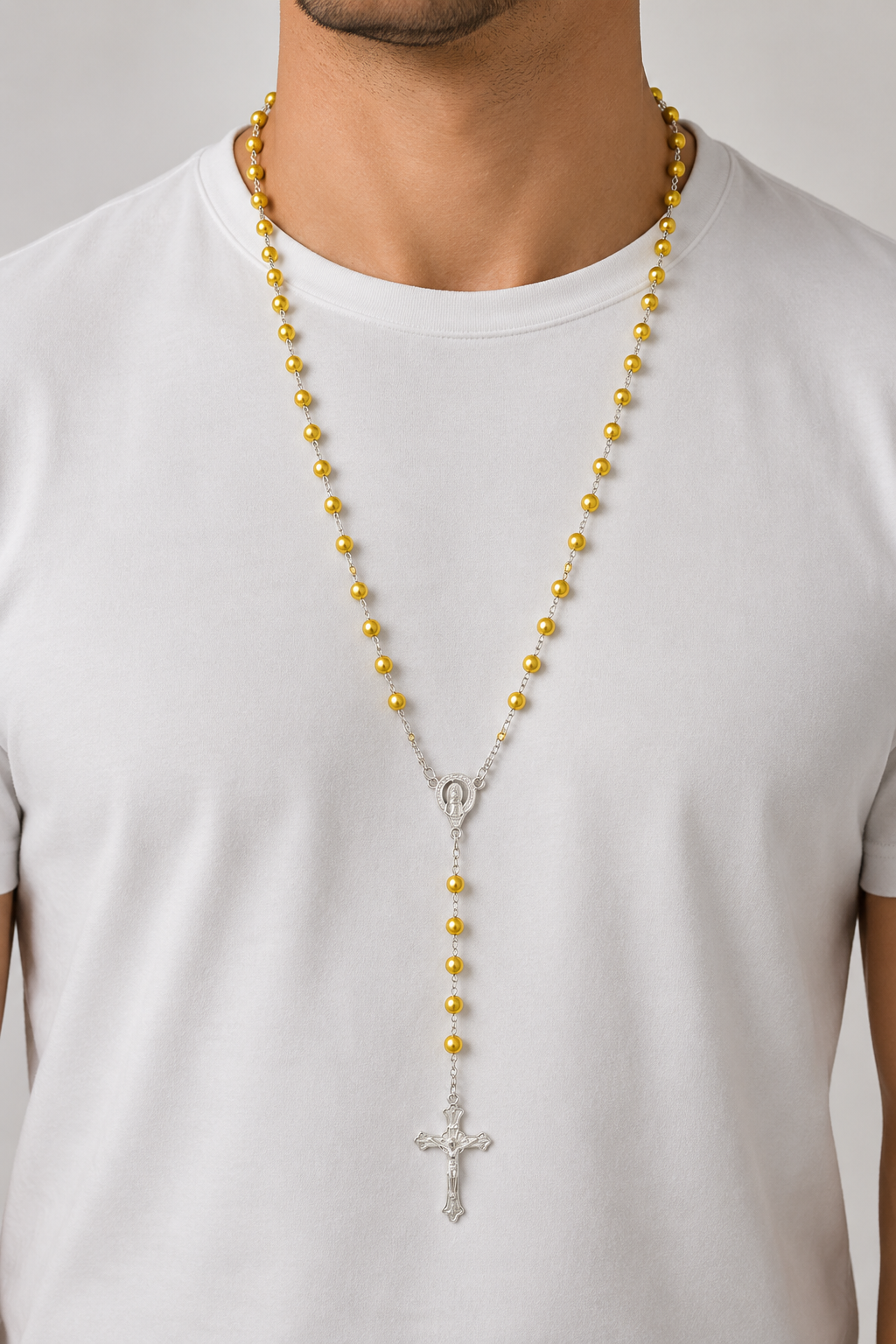 Chapelet perles jaunes crucifix argenté porté homme buste - Boutique Jesus
