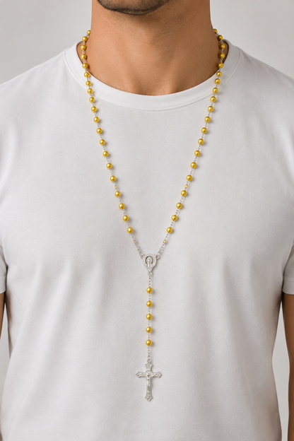 Chapelet perles jaunes crucifix argenté porté homme buste - Boutique Jesus
