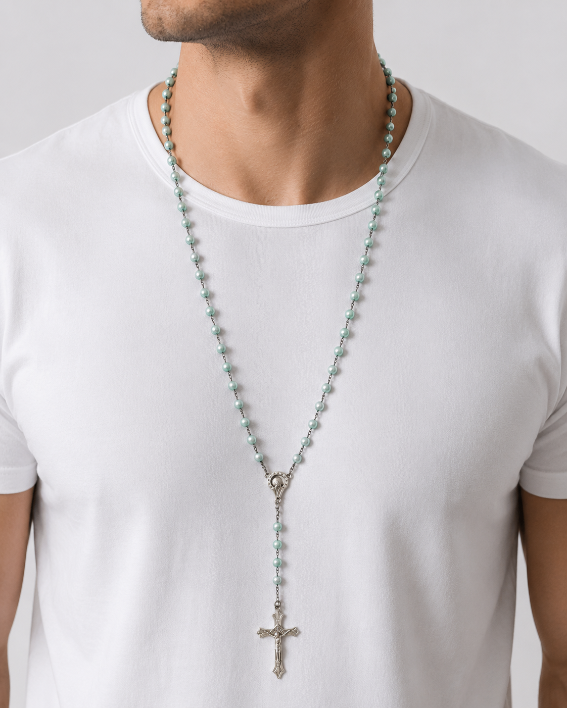 Chapelet perles nacrées vert menthe crucifix argenté porté homme buste - Boutique Jesus
