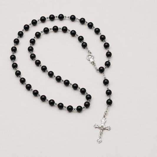 Chapelet perles noires matte crucifix argenté fond gris - Boutique Jesus

