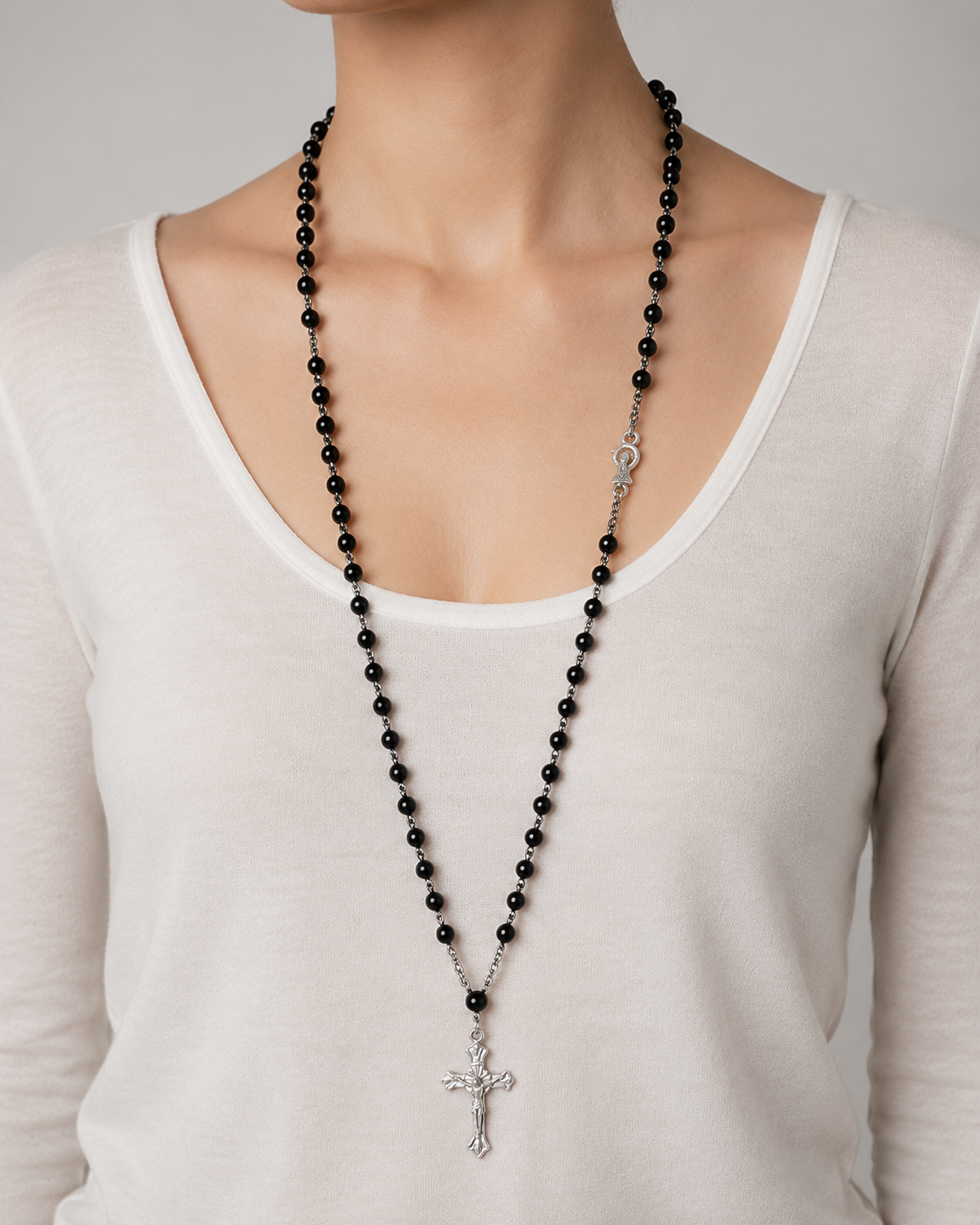 Chapelet perles noires crucifix argenté porté femme buste - Boutique Jesus
