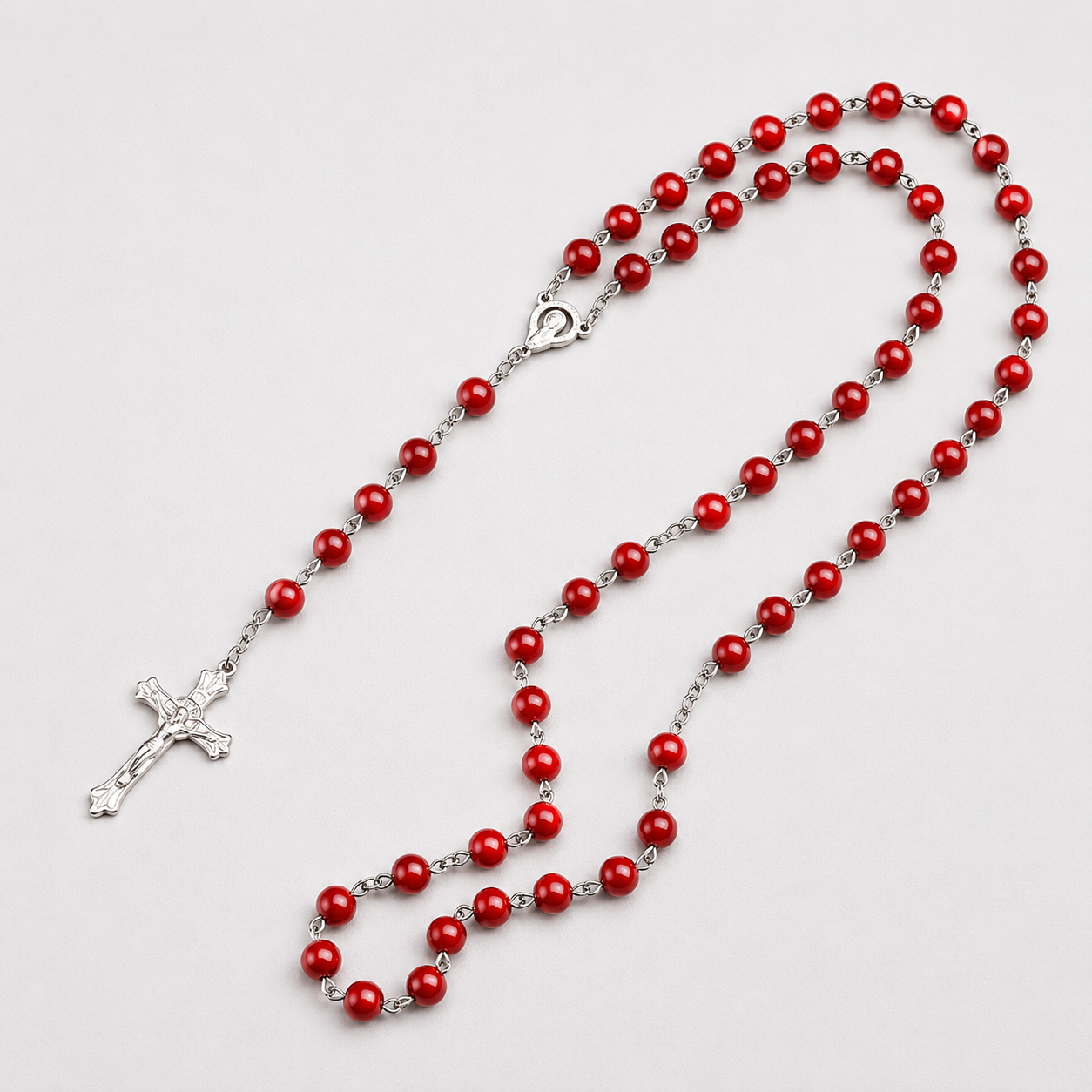 Chapelet perles rouges crucifix argenté fond gris - Boutique Jesus