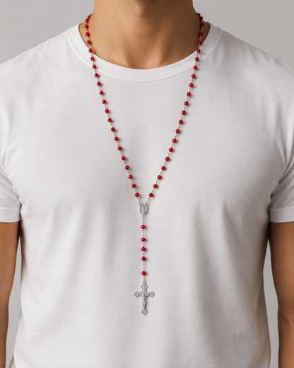 Chapelet perles rouges crucifix argenté porté homme buste - Boutique Jesus
