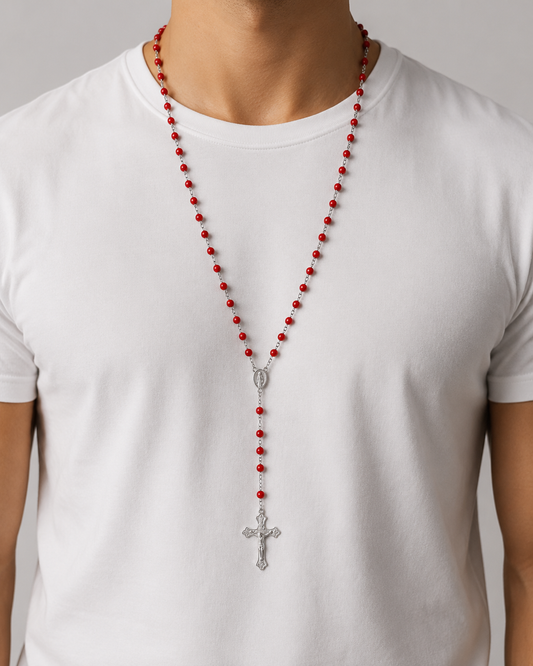 Chapelet perles rouges crucifix argenté porté homme buste - Boutique Jesus
