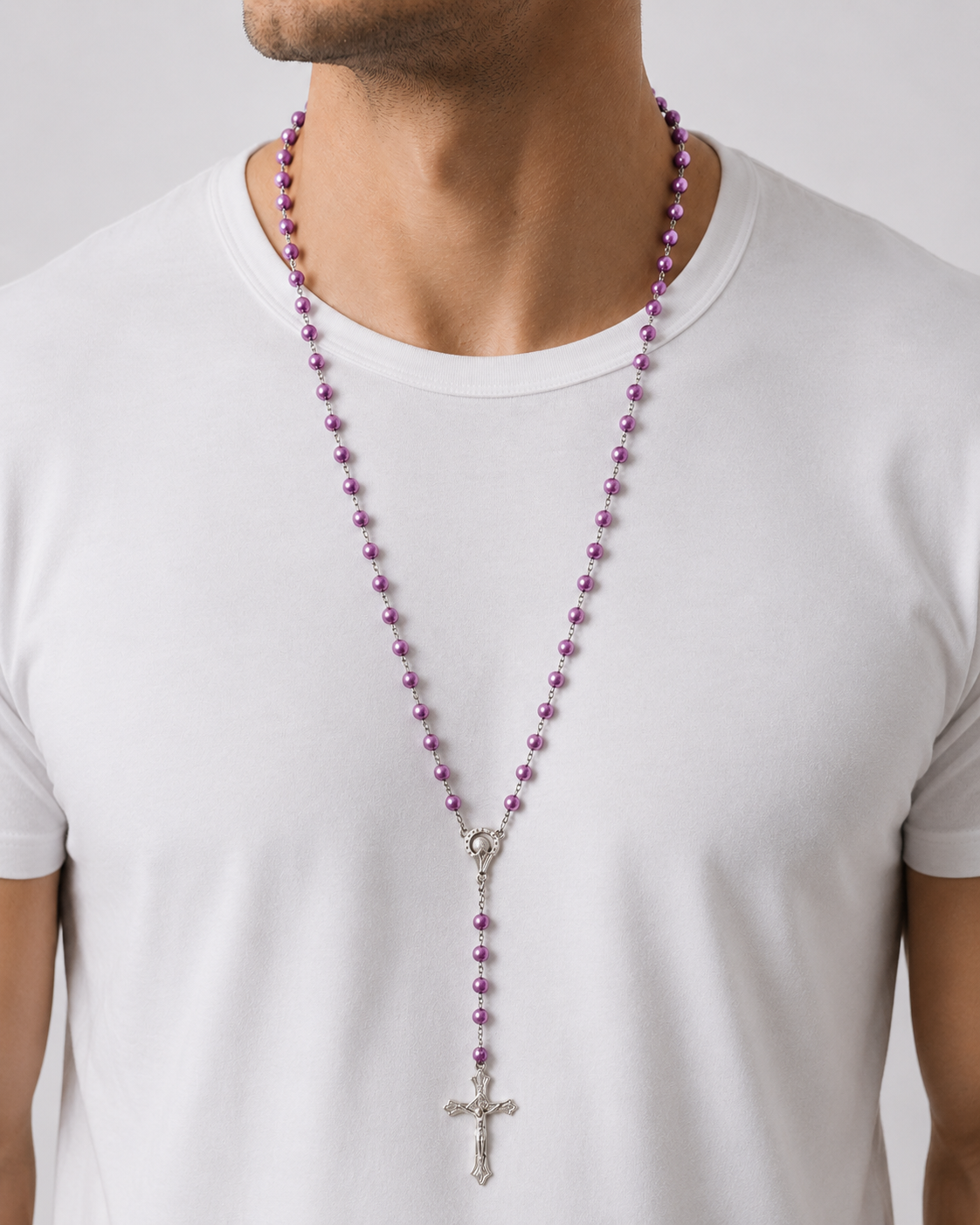 Chapelet perles violettes crucifix argenté porté homme buste - Boutique Jesus
