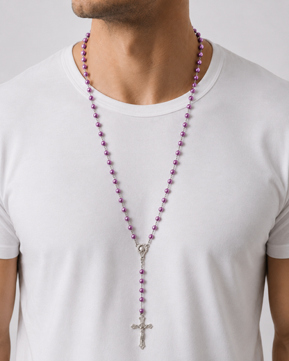 Chapelet perles violettes crucifix argenté porté homme buste - Boutique Jesus
