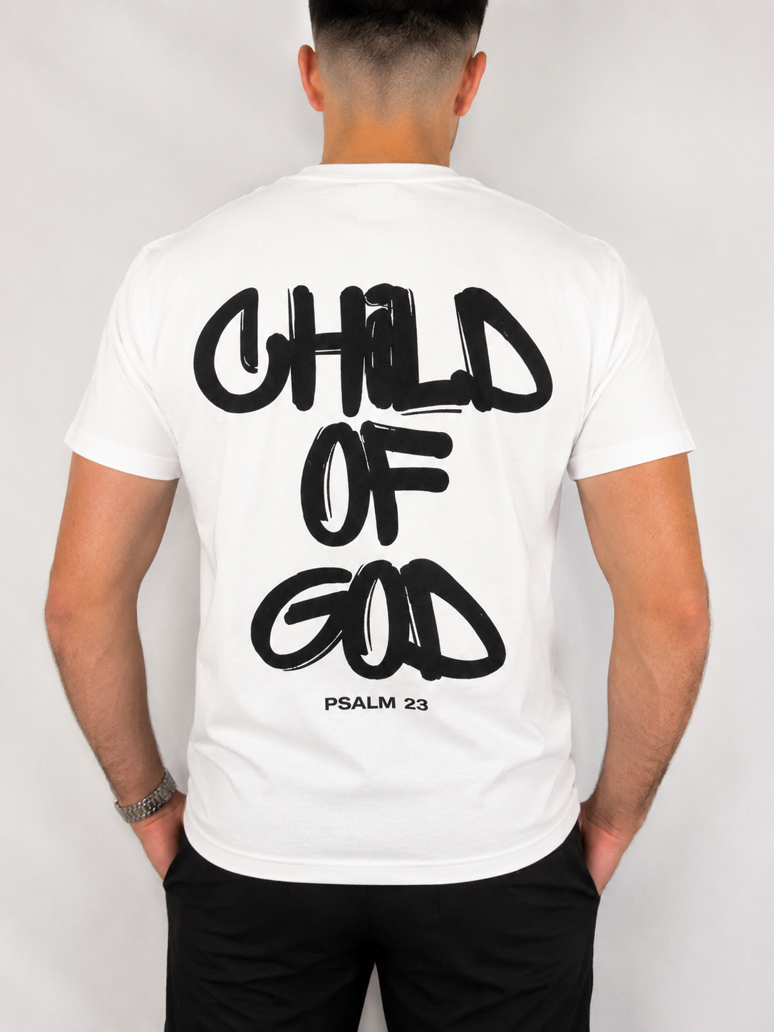 T-shirt noir Enfant de Dieu Child of God Psaume 23 porté de dos - Boutique Jesus