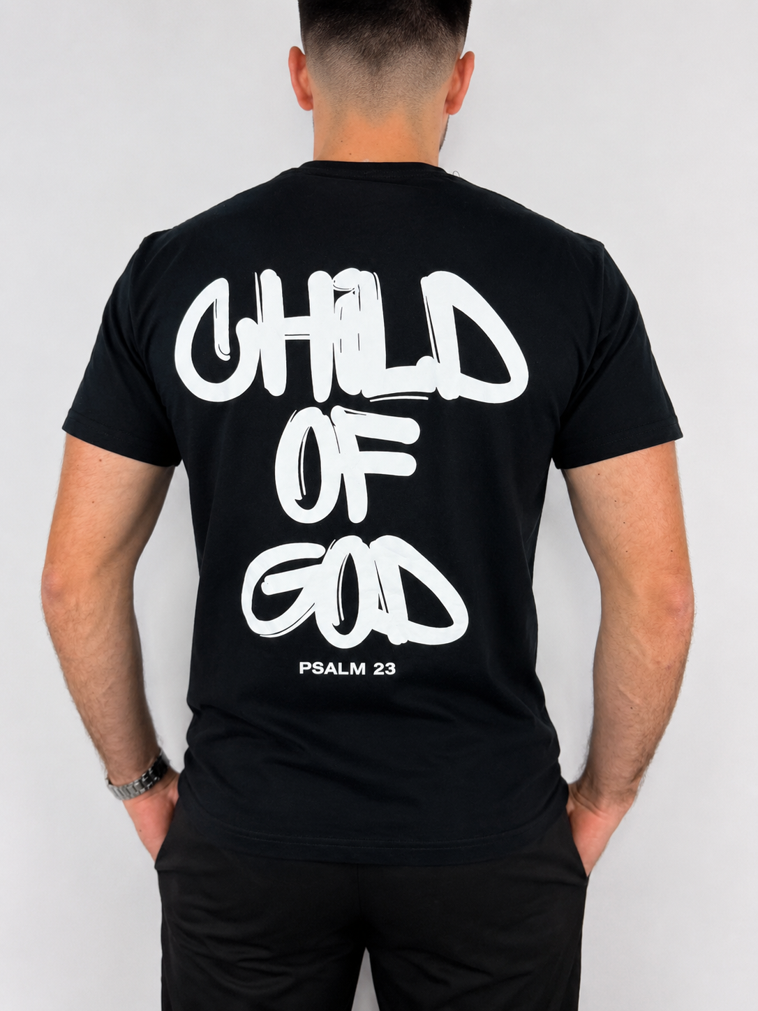 T-shirt noir Enfant de Dieu Child of God Psaume 23 porté de dos - Boutique Jesus