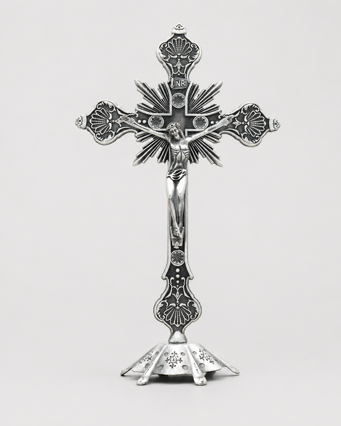 Crucifix debout argenté sculpté INRI 25cm décoration chrétienne - Boutique Jesus
