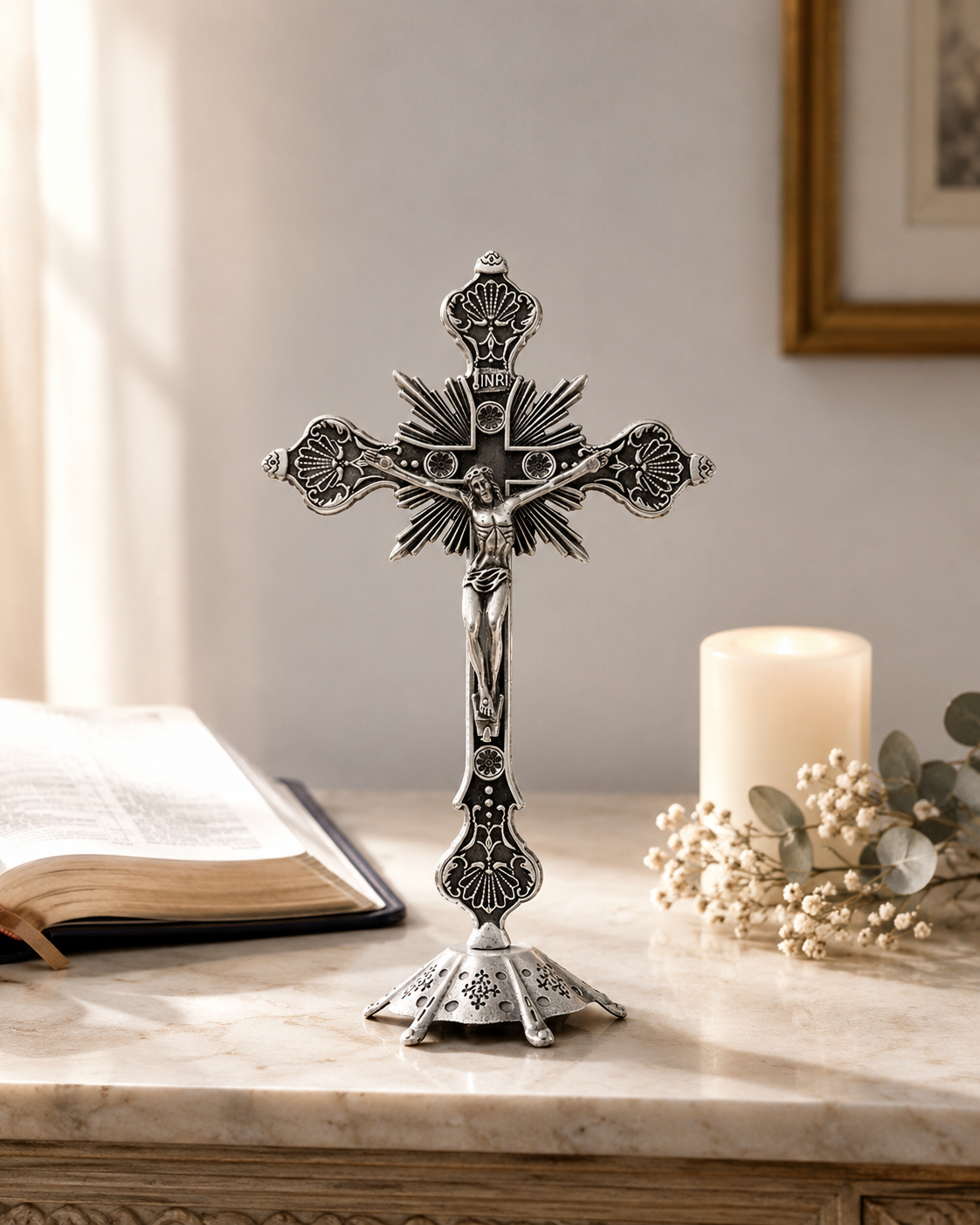Crucifix debout argenté sculpté posé sur console décoration intérieure - Boutique Jesus
