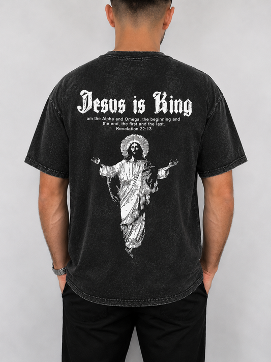 T-shirt noir oversize Jesus is King verset Apocalypse 22:13 porté de dos - Boutique Jesus