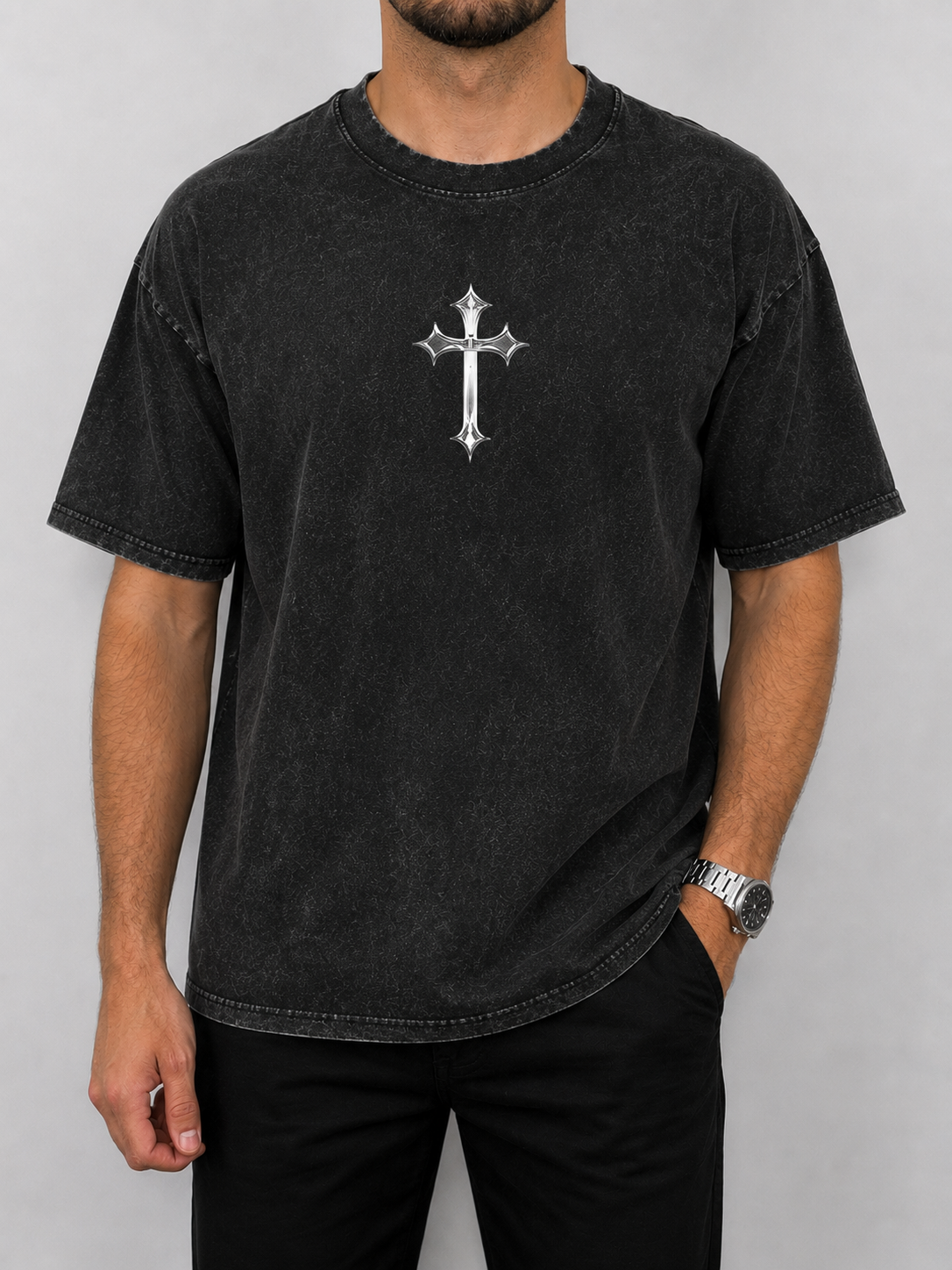 T-shirt noir oversize Jesus is King avec croix porté de face - Boutique Jesus